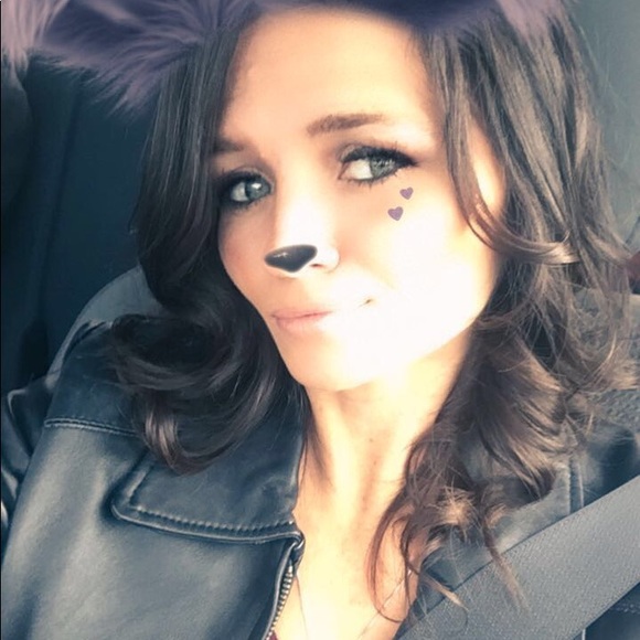 Profile Picture of Candice Gillett (@candicegillett) on Poshmark