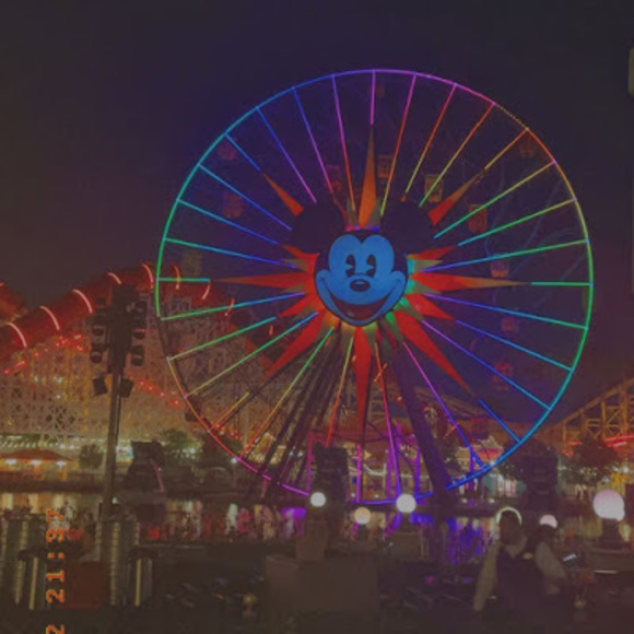 Profile Picture of Carleigh Giroux (@carleighgiroux) on Poshmark