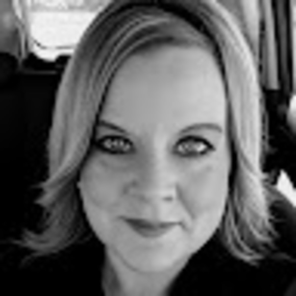 Profile Picture of Laura Eichensehr (@eichensehr73) on Poshmark