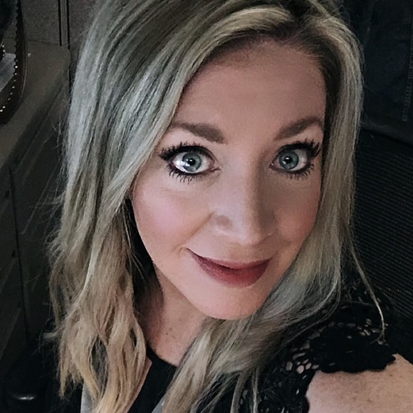 Profile Picture of Melissa Settle (@melissa_settle) on Poshmark