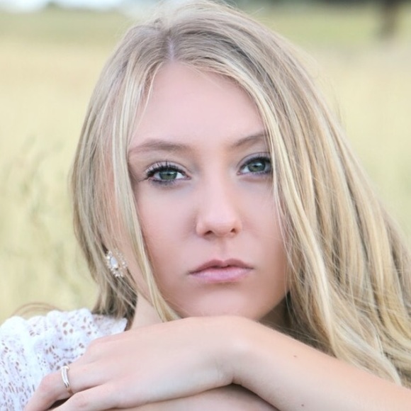 Profile Picture of Cassie Forslund (@cassieloll) on Poshmark