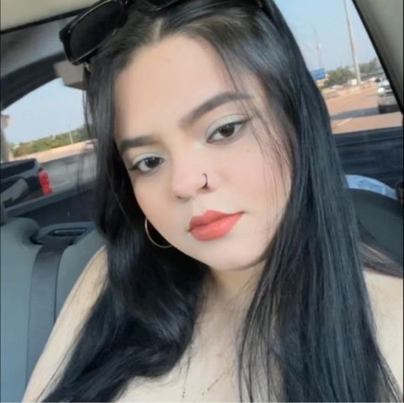 Profile Picture of Andrea Osuna (@andreaosuna812) on Poshmark