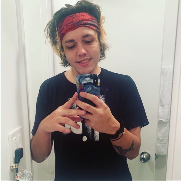 Profile Picture of Jonathan Smith (@jonosurfus) on Poshmark