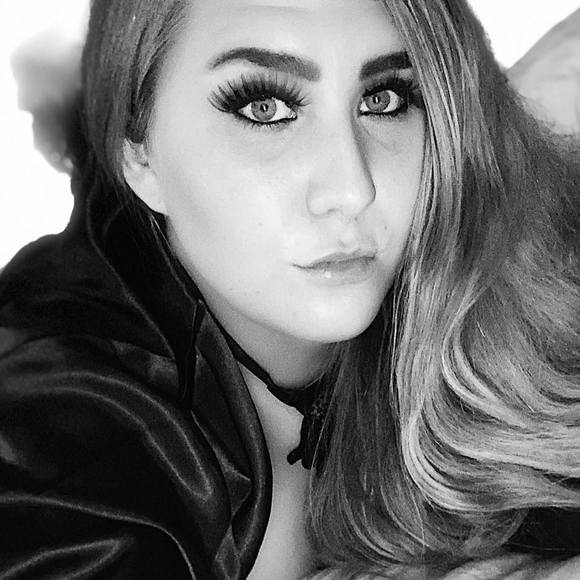 Profile Picture of Brittany Ulery (@bmulery327) on Poshmark