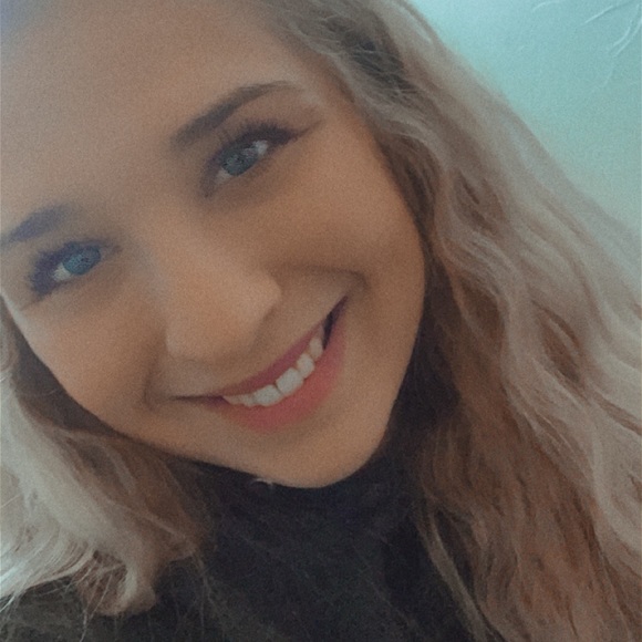 Profile Picture of Ryann Ashinger (@ryann938) on Poshmark