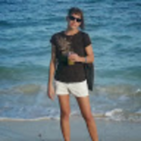 Profile Picture of Jenn Lazzaro (@jenn_lazzaro) on Poshmark