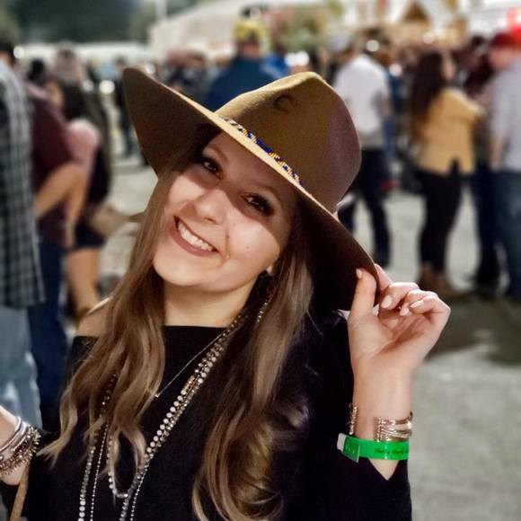 Profile Picture of Lacey Meyer (@lacey_meyer93) on Poshmark