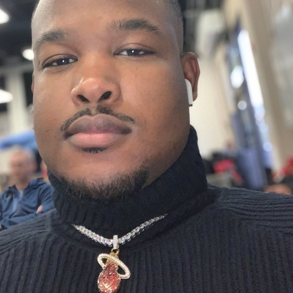 Profile Picture of Jovency Castera (@jovecast) on Poshmark