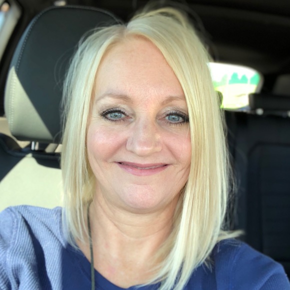 Profile Picture of Lisa Kohring (@lkohring) on Poshmark