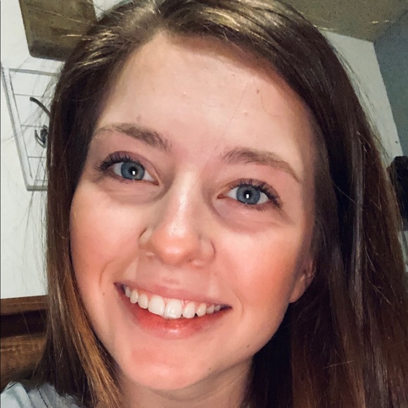 Profile Picture of Hannah Winter (@hanwint17) on Poshmark