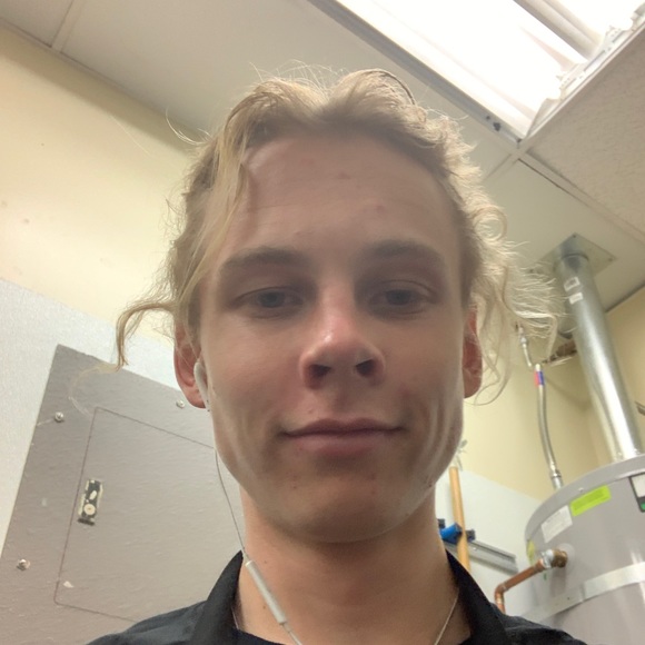 Gavin Mcmahon - Poshmark Profile Picture of Gavin Mcmahon (@gavin_mcm12) on Poshmark