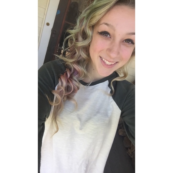 Profile Picture of Kyra Breihof (@ewwkyra) on Poshmark