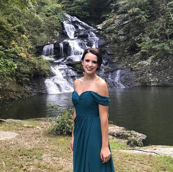 Profile Picture of Cassie Nealis (@nealisca) on Poshmark