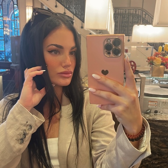 Profile Picture of Carly Pascale (@carlypascale) on Poshmark