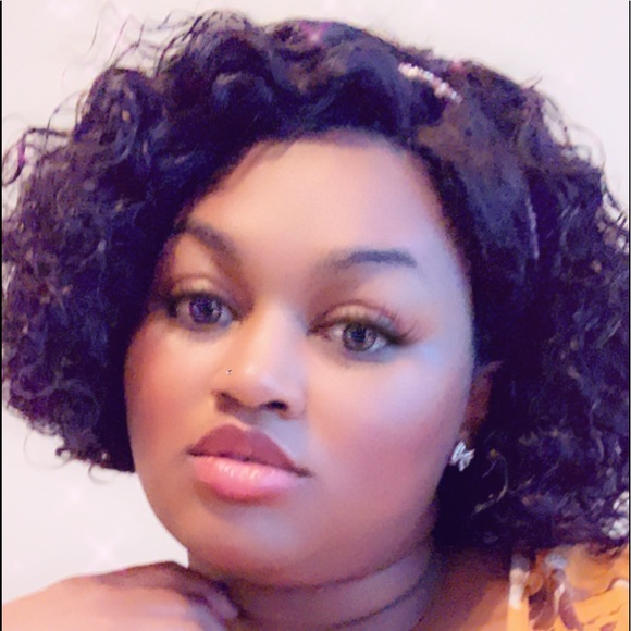 Profile Picture of Detorayeil Story (@detorayeils) on Poshmark