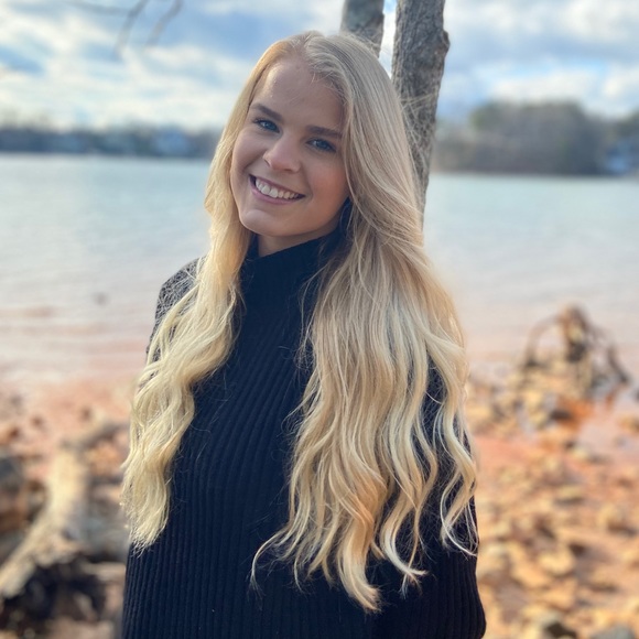 Profile Picture of Liza Mitchell (@liza_mitch) on Poshmark