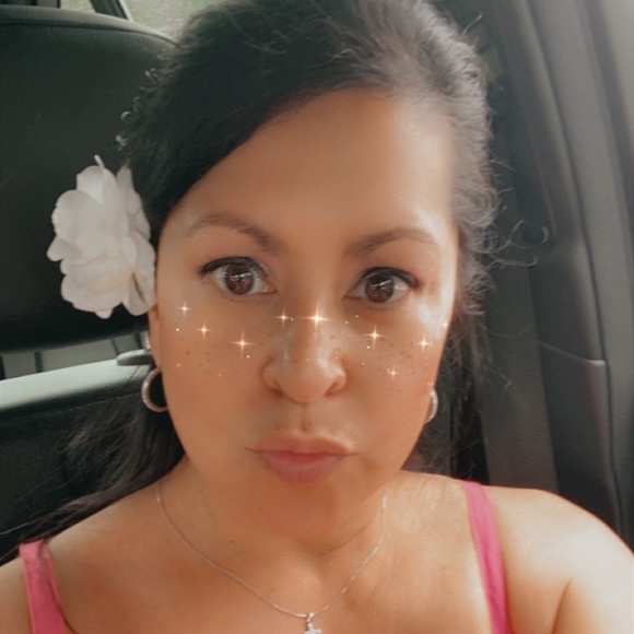 Profile Picture of Jannet Melero (@jannet_melero) on Poshmark