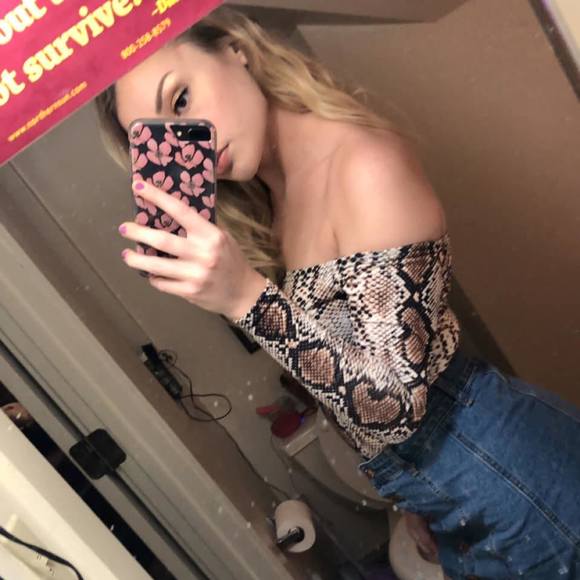 Profile Picture of Lauren Cook (@lacook25) on Poshmark