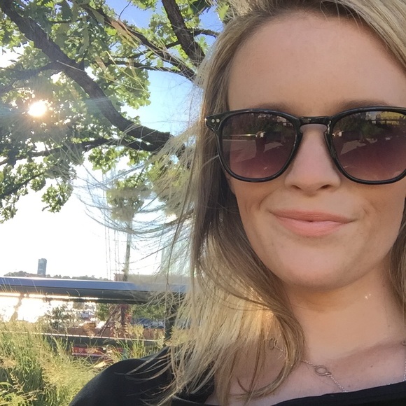 Profile Picture of Emily Cooper (@ecooper118) on Poshmark