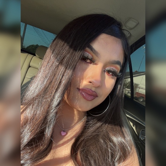 Profile Picture of Juliana Sumait (@j_uliaana) on Poshmark