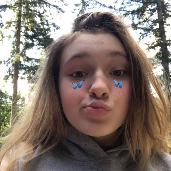 Profile Picture of Avery Albirch (@avery_albirch) on Poshmark