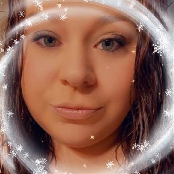 Profile Picture of Amanda Wozniak (@mandy14120) on Poshmark