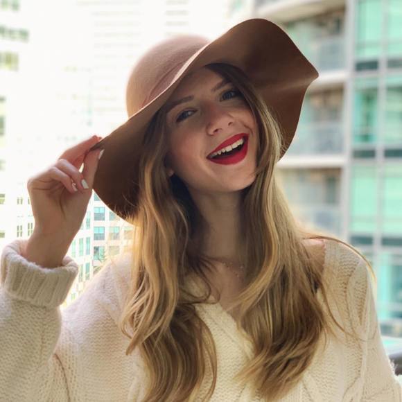 Profile Picture of Elif Çelik (@elifdenizcelik3) on Poshmark