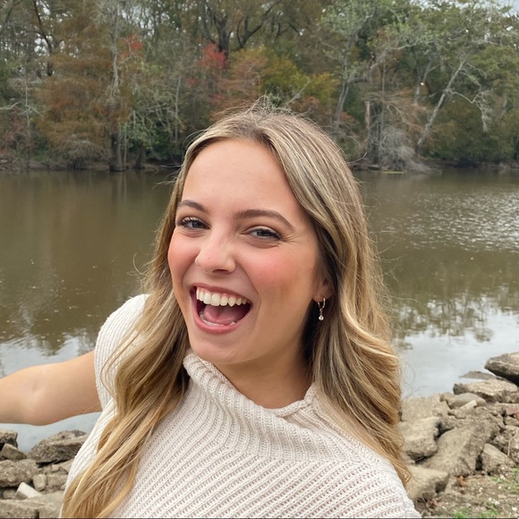 Profile Picture of Caroline Vanhook (@carolinevanhook) on Poshmark