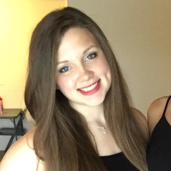 Profile Picture of Betsy Bildner (@bbildner) on Poshmark