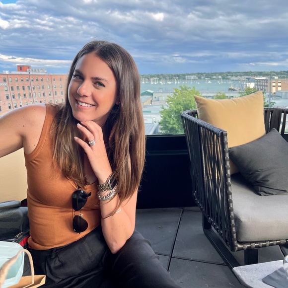 Profile Picture of Ali Cheevers (@cheevcf) on Poshmark