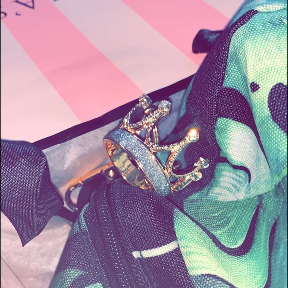 Profile Picture of Samantha Kuang (@samanthak15800) on Poshmark