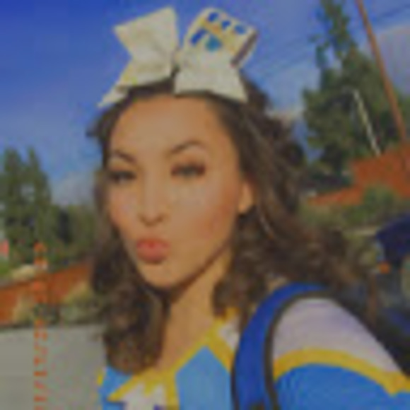 Profile Picture of Julianne Alvarez (@rexxy112131) on Poshmark