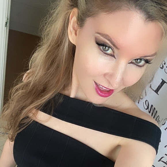 Profile Picture of Paula Silinger (@paulasilinger) on Poshmark