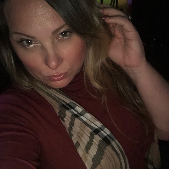 Profile Picture of Angela Newhouse (@angela_newhouse) on Poshmark