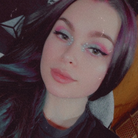 Profile Picture of Hailey Armstrong (@haileyarmstr521) on Poshmark