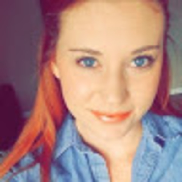 Profile Picture of Amanda Zepeda (@amandazepeda727) on Poshmark