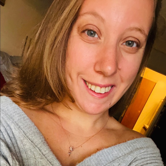 Profile Picture of Jeannette Paresi (@paresij) on Poshmark