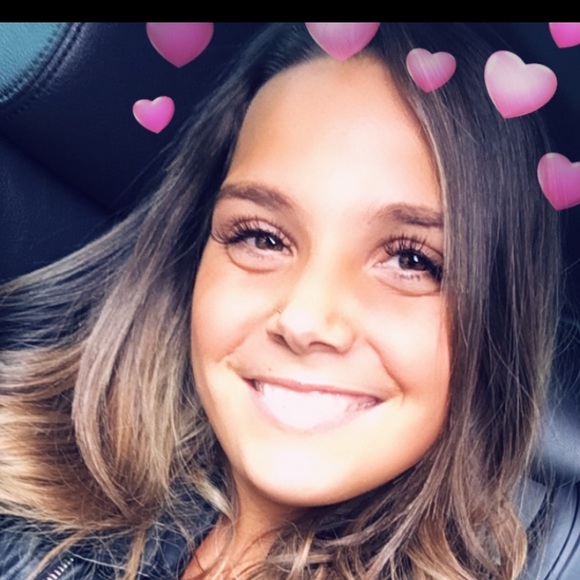 Profile Picture of Nicole Balassone (@nbalassone) on Poshmark