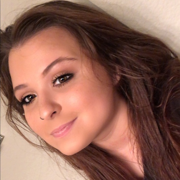 Profile Picture of Kelsie Fitzhenry (@stoneykels) on Poshmark