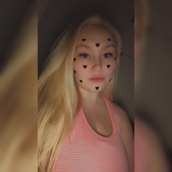 Profile Picture of Allie Dubbels (@adubbels22) on Poshmark