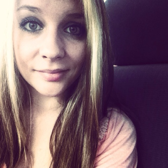 Profile Picture of Bobbie Price (@bobbiep__) on Poshmark