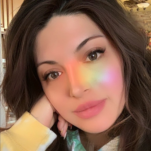 Antoinette Cortinez - Poshmark Profile Picture of Antoinette Cortinez (@anoellexo) on Poshmark