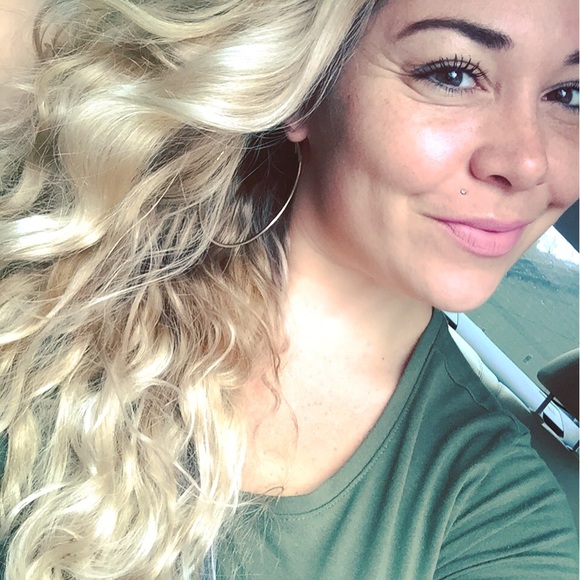 Profile Picture of Dagny Como (@dagnyyyyy) on Poshmark