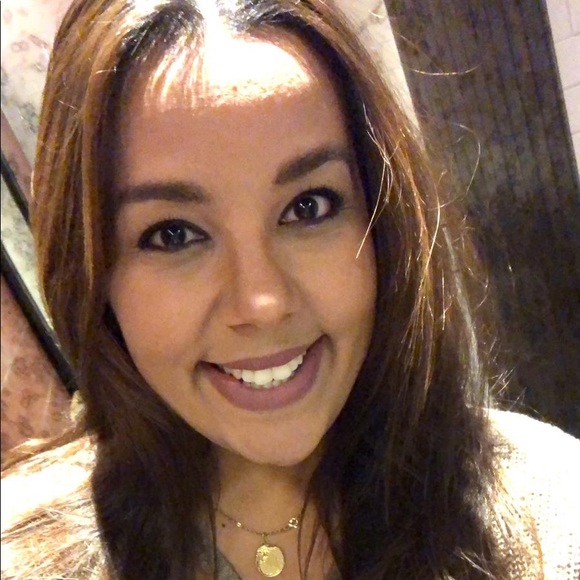 Profile Picture of Andrea Shiera (@shieraandre) on Poshmark