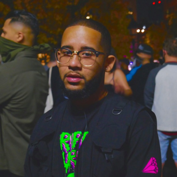 Profile Picture of Stephen Lezama (@clyde93) on Poshmark