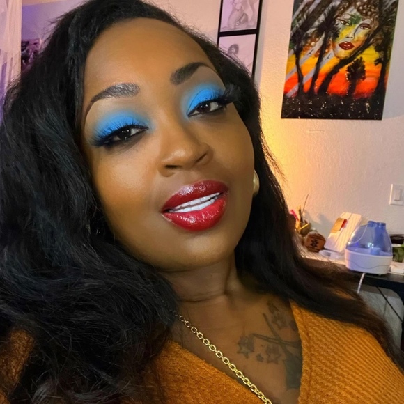 Profile Picture of Lashanda Edwards (@charminggoddess) on Poshmark