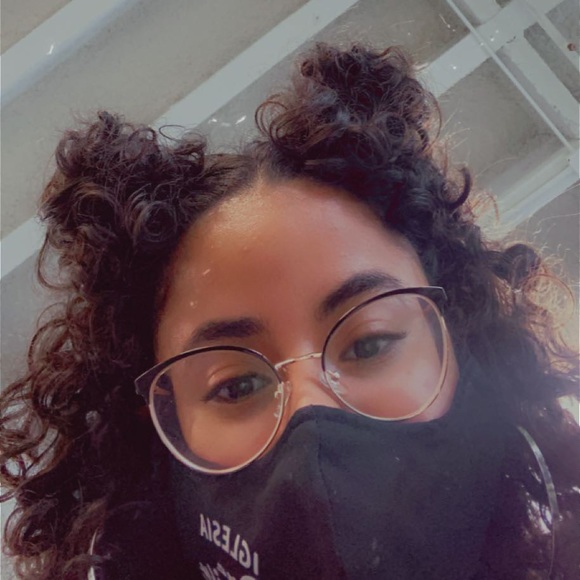 Profile Picture of Elzbth Irias (@elzbthirias) on Poshmark