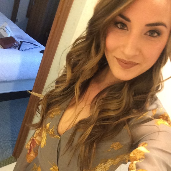 Profile Picture of Karissa Ferlin (@_karissarenee_) on Poshmark