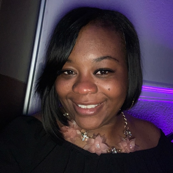 Profile Picture of Ladonne Elliott (@lelliot1) on Poshmark