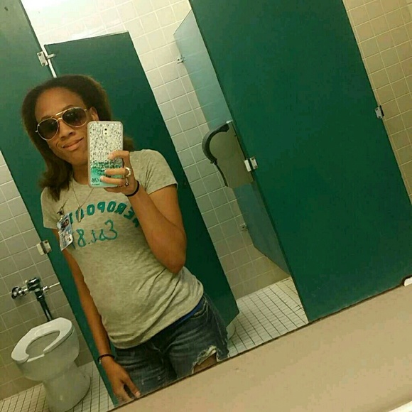 Profile Picture of Michaela Manning (@kaylabhahdowle) on Poshmark